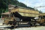 RhB - Fd 8653 am 10.06.1993 in Klosters - Schotterwagen 2-achsig mit 1 offenen Plattform - Baujahr 1954 - FFA - Gewicht 7,87t - Zuladung 16,00t - LP 7,80m - zulssige Geschwindigkeit Aufkleber B/70 km/h - 2=20.10.1989 - Lebenslauf: ex OS3t 8653 - 1969 Fd 8653 - 11/2003 Xc 9413

