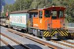 RhB Tm 2/2 Nummer 87 am 21.09.2018 in Ilanz mit Valser Schiebewandwagen Haik-v.
