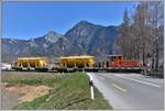 Tm 2/2 112 fährt mit zwei beladenen Schotterwagen Xac-1 93804 und 93801 vom Kiswerk Untervaz zum Bahnhof Untervaz-Trimmis zurück. Dabei müssen zwei Spitzkehren befahren werden, einmal im Holcim Zementwerk und ein zweites Mal Holcim Übergabebahnhof. (24.03.2020)