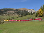 Ein  Regio Express  von St. Moritz nach Chur, mit 7-teile  ALVRA  Modul und ein unbekannte Ge 4/4 III. Hinter die Zug, 3 Güterwagen mit ein container von  Die Post . Hier, ober Bergün, 23-10-2019