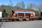 RhB - Fad 8712 am 12.04.1998 in Untervaz - Selbstentladewagen 4-achsig mit 1 offenen Plattform - Werbung: ARGE Frischbeton AROSA - JMR - Gewicht 14,00t - Zuladung 34,00t - LP 12,50m - zulssige Geschwindigkeit Aufkleber 70/B km/h - 2=13.05.1991 - Lebenslauf: ex Fad 8712 - 02/2005 Fac 8712.
