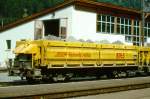 RhB - Fau 8765 am 30.05.1993 in Samedan - Selbstentladwagen mit Kippvorrichtung, Einmuldenkipper 4-achsig mit 1 offenen Plattform - bernahme 23.07.1991 - NEVAG - Gewicht 21,43t - Zuladung 34,00t - LP 10,44m - zulssige Geschwindigkeit 80/B km/h - Logo RhB in italienisch.
