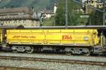 RhB - Fau 8766 am 30.05.1993 in Samedan - Selbstentladwagen mit Kippvorrichtung, Einmuldenkipper 4-achsig mit 1 offenen Plattform - bernahme 30.07.1991 - NEVAG - Gewicht 21,59t - Zuladung 34,00t - LP 10,44m - zulssige Geschwindigkeit 80/B km/h - Logo RhB in rhtoromanisch.
