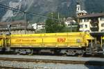 RhB - Fau 8767 am 30.05.1993 in Samedan - Selbstentladwagen mit Kippvorrichtung, Einmuldenkipper 4-achsig mit 1 offenen Plattform - bernahme 05.08.1991 - NEVAG - Gewicht 21,42t - Zuladung 34,00t -