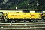 RhB - Fau 8770 am 11.05.1994 in Thusis - Selbstentladwagen mit Kippvorrichtung, Einmuldenkipper 4-achsig mit 1 offenen Plattform - bernahme 20.08.1991 - NEVAG - Gewicht 21,55t - Zuladung 34,00t - LP 10,44m - zulssige Geschwindigkeit 80/B km/h -  Logo RhB in rhtoromanisch.
