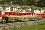 RhB - Re-w 8256 am 31.08.2007 in Samedan - Niederbordwagen mit Rungen 4-achsig mit 1 offenen Plattform - Baujahr 1969 - FC - Gewicht 16,10t - Zuladung 32,00t - LP 16,10m - zulssige Geschwindigkeit 80 - Lebenslauf: ex R-w 8266 - 2004 Re-w 8256. Hinweis: Die Fahrzeugserie besteht aus 7 Wagen mit den Nummern 8254 bis 8260
