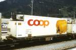 RhB - Lb 7856 am 01.09.2007 in Thusis - Tragwagen mit COOP-Container (Paprika gelb) 2-achsig mit 1 offenen Plattform - Baujahr 1983 bernahme 27.06.1997 - JMR - Gewicht 5,70t - LP 9,14 - Zuladung