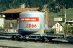 RhB - Ucek 8066 am 10.05.1994 in Davos Platz - Zementsilowagen 2-achsig mit 1 offenen Plattform - Baujahr 1956 - FFA/MBA - Gewicht 8,05t - Zuladung 14,60t - LP 7,75m - zulssige Geschwindigkeit 65 km/h -2=04.03.1991 - RhB-Logo in rtoromanisch - Lebenslauf: ex OB1 8066 1956 bis 1972 auf BM - 1969 Ucek 8066 - 2004 Uc 8066 - 01/2006 Abbruch!

