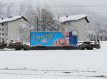 RhB - Gterwagen Sb-v 7718 beladen mit Container abgestellt im Bahnhofsareal von Samedan am 04.12.2009