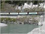 Die Valserwasserwagen sind immer wieder prsent auf der Oberlandstrecke, hier bei der Rckfahrt nach Ilanz. (28.04.2010)