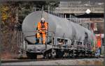 Verschub von RhB Zementwagen zu den Holcim-Werken mit einer normalspurigen Rangierlok. (30.11.2011)