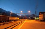 Morgenstimmung mit  Valser-Wasser -Gterwagen im Bahnhof Untervaz-Trimmis. (23.01.2011)