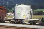 RhB - Uce 8007 am 19.08.1991 in Untervaz - Zementsilowagen 2-achsig mit 1 offenen Plattform - Baujahr 1964 - JMR/MBA - Gewicht 8,28t - Zuladung 15,00t - LP 7,75m - zulssige Geschwindigkeit 65 km/h - 2=19.02.1990 - Reste von Werbung: am besten Beton - Lebenslauf: ex OB1 8007 - 1969 Uce 8007 - 2004 Uc 2007.  Hinweis: gescanntes Dia
