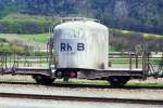 RhB - Uce 8010 am 10.05.1991 in Untervaz - Zementsilowagen 2-achsig mit 1 offenen Plattform - Baujahr 1964 - JMR/MBA - Gewicht 8,30t - Zuladung 15,00t - LP 7,75m - zulssige Geschwindigkeit 65 km/h - 2=19.03.1990 - Logo nur RhB - Lebenslauf: ex OB1 8010 - 1969 Uce 8010 - 2004 Uc 2010. Hinweis: gescanntes Dia
