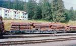 RhB - Rungenwagen R-w 8385 in Pontresina, August 2000. Die Serie 8381-8385 ist mit Containerzapfen ausgerüstet.