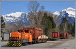 Tm 2/2 93 und Containertragwagen in Untervaz-Trimmis. (09.04.2015)