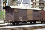 RhB - Gb 5034 am 10.05.1992 in Davos Platz - Gedeckter Gterwagen 2-achsig mit 1 offenen Plattform - Baujahr 1963 - JMR - Gewicht 7,48t - Ladegewicht 15,00t - LP 9,14m - zulssige Geschwindigkeit Aufkleber 70 km/h - 2=14.03.1991 - Lebenslauf: ex K 5034 - 1969 Gb 5034 - 09/2003a - 04/2003 Xk 9354 II Schienentransportwagen - Hinweis: genderte zulssige Geschwindigkeit, gescanntes Dia
