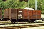 RhB - Ek 6217 am 27.08.1996 in Rothenbrunnen - Hochbordwagen 2-achsig mit 1 offenen Plattform - Baujahr 1906 - Staud - Gewicht 5,80t - Zuladung 12,50t - LP 7,84m - zulssige Geschwindigkeit Aufkleber 60 km/h - 2=23.07.1994 - Lebenslauf: ex L1 1057 - 1911 L1 6217 - 1969 Ek 6217 - 05/1997 Xk 9353 Schienentransportwagen
