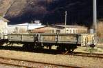 RhB - Kkl 7027 am 16.03.2000 in Grono - Niederbordwagen 2-achsig mit 1 offenen Plattform - Baujahr 1900 - VSB - Gewicht 5,57t - Zuladung 10,00t - LP 7,49m - zulssige Geschwindigkeit 55 km/h -