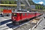 Tunnelbaustelle Albulatunnel II in Preda. Der Albulashuttle bringt Aushubmaterial von Spinas nach Preda mit den beiden betagten Ge 4/4 I 603  Badus  und 610  Viamala . (22.06.2016)