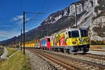 Doppeltraktion der Ge 4/4 II 611  Landquart  und der Ge 4/4 II 617  Ilanz  fährt in Felsberg mit einem Güterzug vorüber.bild vom 31.10.2016