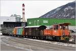 Tm 2/2 88 rangiert Schmalspurwagen und mit dem Kupplungswagen gleichzeitig normalspurige Wagen bei A&M Recycling in Untervaz-Trimmis.