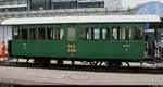 Blick auf den historischen Wagen A 1102, der am Ende eines Güterzugs mit Zuglok Ge 6/6 II 707  Scoul  der Rhätischen Bahn (RhB) hängt und sich im Bahnhof Landquart (CH) befindet.
[10.7.2018 | 18:58 Uhr]