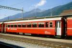 RhB - B 2272 II am 23.08.2000 in Landquart - 2.Klasse Spitzenverkehrs-Personenwagen fr Stammnetz mit Drehgestellen lterer Wagen - bernahme: 06.07.1987 - FFA/RhB/SWP - Fahrzeuggewicht 18,00t -