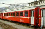 RhB - B 2292 am 15.03.2000 in Samedan - 2.Klasse Umbaupersonenwagen - bernahme 27.12.1965 - FFA/SIG/RhB - Fahrzeuggewicht 20,00t - Sitzpltze 60 - LP 18,42m - zulssige Geschwindigkeit 100 km/h - 3=17.09.1999 - Logo RhB in deutsch - Kennzeichnung an den Ecken blau - Lebenslauf: ex AB4 1529 - 1964 AB 1529 - 05/1999 ausr - 17.09.1999 B 2292
