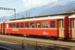 RhB - B 2352 am 28.05.1990 in Landquart - 2.Klasse Einheitspersonenwagen (Typ 1) - bernahme 30.06.1964 - FFA/SIG/RhB - Fahrzeuggewicht 18,00t - Sitzpltze 64 - LP 18,42m - zulssige Geschwindigkeit 90 km/h - Logo RhB in rtoromanisch - 2=18.09.1987 - Lebenslauf: ex B4 2352 - 1964 B 2352 - Hinweis: Klassezahlen klein, hoher Anschriftenblock, schlanke Betriebsnummern, Griffstangen neben den Tren - ohne Kennzeichnung an den Ecken - die Fahrzeugserie besteht aus 33 Wagen mit den Nummern 2341 bis 2373. 
