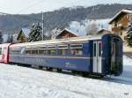 RhB - Speisewagen WR 3815 am Schluss eines Schnellzuges nach St.Mortiz hier im Bahnhof Celerina am 01.01.2010 ...