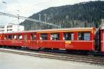 RhB - AB 1514 am 10.05.1994 in Davos Platz - 1./2. Klasse Personenwagen - Leichtstahl Mitteleinstiegswagen - bernahme 1957 - SIG - Fahrzeuggewicht 18,00t - Sitzpltze 23/30 - LP 18,22m - zulssige Geschwindigkeit 90 km/h - 2=26.05.1989 - Logo RhB in deutsch. Lebenslauf: ex AB4 1514 - 1964 AB 1514 - 1989 Pendelzugwagen - 06.12.2006 B 1514 - Hinweis: mit gelben Hinweispfeilen fr Taster neben den Tren, gescanntes Dia
