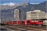  Ge 4/4 I 610  Viamala  mit den ersten fabrikneuen Wagen des Albula-Gliederzuges in Landquart. (03.12.2015)