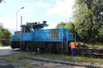 Neue Anlieferung von Wagen für die ALVRA Gliederzüge der Fa.Stadler(mittels Rollwagen)hier in Landquart.Im Bild die Zweikraft Werklok von Stadler.06.07.16