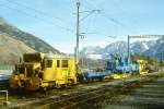 RhB - OL-Bauzug 1 + 2 BENKLER am 28.02.1997 in Felsberg mit Diesel-Traktor tmr 10 - SBB/Brnig S 9912, dahinter Dieseltraktor Tm 2/2 P 31261 - PUa 280 - Xak 9009 - Hinweis: gescanntes Dia  