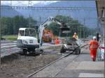 Der alte Schotter in Gleis 2 in Untervaz wird ausgebaggert und weggekarrt. Der Sicherheitswrter (Mann mit weissem Helm) ist auf der Hut, dass nichts passiert. (30.05.2007)