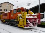 RhB - Winterimpressionen vom Bahnhof Samedan Schneeschleuder X rot mt 9217  am 04.12.2009