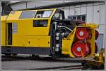 Die neue Schneeschleuder kann sich an Ort und Stelle drehen indem sie sich in der Fahrzeugmitte auf dem Gleis absttzt und hydraulisch anhebt. (07.06.2011)