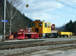 Tm 2/2 81 und Spurpflug Xk9145 abgestellt in Ilanz/Glion. (12.03.2002)