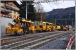 Diverse Baumaschinen am nördlichen Weichenkopf in Klosters Platz.