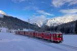 Be 4/4 511 fährt mit dem Re von Landquart nach Davos Platz in Davos Wolfgang vorüber.Bild vom 4.1.2015