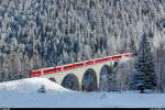 Albula-Schnellzug mit AGZ und Steuerwagen am 28. November 2018 auf dem Weg von St. Moritz nach Chur beim Überqueren des Albulaviadukts II.
Ab Fahrplanwechsel am 9. Dezember 2018 sollen alle IR-Züge auf der Albulalinie verpendelt verkehren.