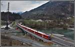 IR1140 aus St.Moritz mit Steuerwagen Ait57806 an der Spitze und ABe 8/13 3507 am Schluss auf der Hinterrheinbrücke in Reichenau-Tamins.