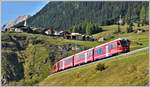 IR1149 mit Steuerwagen Ait 57806 oberhalb Bergün mit der Gemeinde Latsch im Hintergrund.