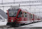 Neuer Albula-Zug mit Steuerwagen At 57806 an der Spitze in Bever auf dem Weg nach Chur (28.1.20).