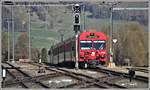 R1932 nach Scuol-Tarasp mit Steuerwagen 1758 am Zugschluss und einer Ge 4/4 II an der Spitze verlässt Pontresina. (07.05.2020)