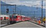 RE 1740 nach Davos Platz mit Ge 4/4 II 623  Bonaduz  in Landquart.Der vordere Stromabnehmer ist gehoben wegen nachfolgendem Steuerwagen. (04.05.2020)