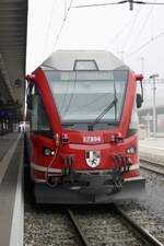 Frontansicht des AGZ At 57804 der am 13.11.22 im Bahnhof Chur steht.