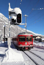 Wirklich überall viel Schnee! Regionalzug von Scuol-T.