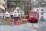 Der verkehrstechnisch problematische Abschnitt beim Obertor in Chur wird zur Zeit krftig umgebaut, was einige Unannehmlichkeiten mit sich bringt, vor allem fr den Individualverkehr und die Fussgnger. Ein Regionalzug aus Arosa mit Steuerwagen 1702 an der Spitze biegt ums Obertor gesichert von der Polizei, um allfllige Kollisionen zu vermeiden. (02.04.2008)